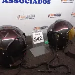 LOTE 342 - 02 CAPACETES DE PILOTO. (NO ESTADO) ATENÇÃO! FAZER A VISITAÇÃO ANTES DE ARREMATAR, NÃO SABEMOS SE FUNCIONA. LEILÃO NÃO TEM GARANTIA E NEM DEVOLUÇÃO, SUJEITO A POSSÍVEIS AVARIAS VISÍVEIS/OCULTAS E/OU AUSÊNCIA DE COMPONENTES.