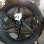 LOTE 503 - 01 RODA P/MOTO COM PNEU E CÂMARA DE AR, ARO “18. PARA HONDA 150 E 160 CILINDRADAS. (NO ESTADO) ATENÇÃO! FAZER A VISITAÇÃO ANTES DE ARREMATAR, NÃO SABEMOS SE FUNCIONA. LEILÃO NÃO TEM GARANTIA E NEM DEVOLUÇÃO, SUJEITO A POSSÍVEIS AVARIAS VISÍVEIS/OCULTAS E/OU AUSÊNCIA DE COMPONENTES.