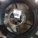 LOTE 506 - 01 RODA P/MOTO COM PNEU E CÂMARA DE AR, ARO “18. PARA HONDA 150 E 160 CILINDRADAS. (NO ESTADO) ATENÇÃO! FAZER A VISITAÇÃO ANTES DE ARREMATAR, NÃO SABEMOS SE FUNCIONA. LEILÃO NÃO TEM GARANTIA E NEM DEVOLUÇÃO, SUJEITO A POSSÍVEIS AVARIAS VISÍVEIS/OCULTAS E/OU AUSÊNCIA DE COMPONENTES.