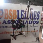 LOTE 367 - 01 BATERIA GUITAR HERO E 01 TRIPÉ C/AVARIAS. (NO ESTADO) ATENÇÃO! FAZER A VISITAÇÃO ANTES DE ARREMATAR, NÃO SABEMOS SE FUNCIONA. LEILÃO NÃO TEM GARANTIA E NEM DEVOLUÇÃO, SUJEITO A POSSÍVEIS AVARIAS VISÍVEIS/OCULTAS E/OU AUSÊNCIA DE COMPONENTES.