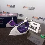 LOTE 392 - 01 FERRO A VAPOR P/ PASSAR ROUPAS MARCA ELECTROLUX COR ROXO C/ BRANCO (NOVO). (NO ESTADO) ATENÇÃO! FAZER A VISITAÇÃO ANTES DE ARREMATAR, NÃO SABEMOS SE FUNCIONA. LEILÃO NÃO TEM GARANTIA E NEM DEVOLUÇÃO, SUJEITO A POSSÍVEIS AVARIAS VISÍVEIS/OCULTAS E/OU AUSÊNCIA DE COMPONENTES.