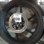 LOTE 509 - 01 RODA P/MOTO COM PNEU E CÂMARA DE AR, ARO “18. PARA HONDA 150 E 160 CILINDRADAS. (NO ESTADO) ATENÇÃO! FAZER A VISITAÇÃO ANTES DE ARREMATAR, NÃO SABEMOS SE FUNCIONA. LEILÃO NÃO TEM GARANTIA E NEM DEVOLUÇÃO, SUJEITO A POSSÍVEIS AVARIAS VISÍVEIS/OCULTAS E/OU AUSÊNCIA DE COMPONENTES.