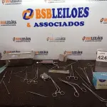 LOTE 424 - 01 LOTE COM MATERIAIS ODONTOLÓGICOS DIVERSOS. (NO ESTADO) ATENÇÃO! FAZER A VISITAÇÃO ANTES DE ARREMATAR, NÃO SABEMOS SE FUNCIONA. LEILÃO NÃO TEM GARANTIA E NEM DEVOLUÇÃO, SUJEITO A POSSÍVEIS AVARIAS VISÍVEIS/OCULTAS E/OU AUSÊNCIA DE COMPONENTES.