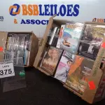 LOTE 375 - 01 LOTE C/GRANDE QUANTIDADE DE CD’S E DVD’S MARCAS E MODELOS DIVERSOS. (NO ESTADO) ATENÇÃO! FAZER A VISITAÇÃO ANTES DE ARREMATAR, NÃO SABEMOS SE FUNCIONA. LEILÃO NÃO TEM GARANTIA E NEM DEVOLUÇÃO, SUJEITO A POSSÍVEIS AVARIAS VISÍVEIS/OCULTAS E/OU AUSÊNCIA DE COMPONENTES.