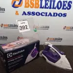 LOTE 392 - 01 FERRO A VAPOR P/ PASSAR ROUPAS MARCA ELECTROLUX COR ROXO C/ BRANCO (NOVO). (NO ESTADO) ATENÇÃO! FAZER A VISITAÇÃO ANTES DE ARREMATAR, NÃO SABEMOS SE FUNCIONA. LEILÃO NÃO TEM GARANTIA E NEM DEVOLUÇÃO, SUJEITO A POSSÍVEIS AVARIAS VISÍVEIS/OCULTAS E/OU AUSÊNCIA DE COMPONENTES.