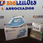 LOTE 405 - 01 FERRO A VAPOR P/ PASSAR ROUPAS MARCA ELECTROLUX COR BRANCA C/AZUL (NOVO). (NO ESTADO) ATENÇÃO! FAZER A VISITAÇÃO ANTES DE ARREMATAR, NÃO SABEMOS SE FUNCIONA. LEILÃO NÃO TEM GARANTIA E NEM DEVOLUÇÃO, SUJEITO A POSSÍVEIS AVARIAS VISÍVEIS/OCULTAS E/OU AUSÊNCIA DE COMPONENTES.