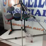 LOTE 367 - 01 BATERIA GUITAR HERO E 01 TRIPÉ C/AVARIAS. (NO ESTADO) ATENÇÃO! FAZER A VISITAÇÃO ANTES DE ARREMATAR, NÃO SABEMOS SE FUNCIONA. LEILÃO NÃO TEM GARANTIA E NEM DEVOLUÇÃO, SUJEITO A POSSÍVEIS AVARIAS VISÍVEIS/OCULTAS E/OU AUSÊNCIA DE COMPONENTES.