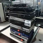 LOTE 318 - 01VÍDEO CASSETE E VÁRIOS APARELHOS DVD MARCAS E MODELOS DIVERSOS. (NO ESTADO) ATENÇÃO! FAZER A VISITAÇÃO ANTES DE ARREMATAR, NÃO SABEMOS SE FUNCIONA. LEILÃO NÃO TEM GARANTIA E NEM DEVOLUÇÃO, SUJEITO A POSSÍVEIS AVARIAS VISÍVEIS/OCULTAS E/OU AUSÊNCIA DE COMPONENTES.