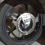 LOTE 507 - 01 RODA P/MOTO COM PNEU E CÂMARA DE AR, ARO “18. PARA HONDA 150 E 160 CILINDRADAS. (NO ESTADO) ATENÇÃO! FAZER A VISITAÇÃO ANTES DE ARREMATAR, NÃO SABEMOS SE FUNCIONA. LEILÃO NÃO TEM GARANTIA E NEM DEVOLUÇÃO, SUJEITO A POSSÍVEIS AVARIAS VISÍVEIS/OCULTAS E/OU AUSÊNCIA DE COMPONENTES.