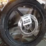 LOTE 520 - 01 RODA P/MOTO COM PNEU E CÂMARA DE AR, ARO “18. PARA HONDA 150 E 160 CILINDRADAS. (NO ESTADO) ATENÇÃO! FAZER A VISITAÇÃO ANTES DE ARREMATAR, NÃO SABEMOS SE FUNCIONA. LEILÃO NÃO TEM GARANTIA E NEM DEVOLUÇÃO, SUJEITO A POSSÍVEIS AVARIAS VISÍVEIS/OCULTAS E/OU AUSÊNCIA DE COMPONENTES.
