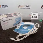 LOTE 408 - 01 FERRO A VAPOR P/ PASSAR ROUPAS ELECTROLUX COR BRANCA C/AZUL (NOVO). (NO ESTADO) ATENÇÃO! FAZER A VISITAÇÃO ANTES DE ARREMATAR, NÃO SABEMOS SE FUNCIONA. LEILÃO NÃO TEM GARANTIA E NEM DEVOLUÇÃO, SUJEITO A POSSÍVEIS AVARIAS VISÍVEIS/OCULTAS E/OU AUSÊNCIA DE COMPONENTES.