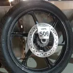 LOTE 506 - 01 RODA P/MOTO COM PNEU E CÂMARA DE AR, ARO “18. PARA HONDA 150 E 160 CILINDRADAS. (NO ESTADO) ATENÇÃO! FAZER A VISITAÇÃO ANTES DE ARREMATAR, NÃO SABEMOS SE FUNCIONA. LEILÃO NÃO TEM GARANTIA E NEM DEVOLUÇÃO, SUJEITO A POSSÍVEIS AVARIAS VISÍVEIS/OCULTAS E/OU AUSÊNCIA DE COMPONENTES.