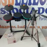 LOTE 367 - 01 BATERIA GUITAR HERO E 01 TRIPÉ C/AVARIAS. (NO ESTADO) ATENÇÃO! FAZER A VISITAÇÃO ANTES DE ARREMATAR, NÃO SABEMOS SE FUNCIONA. LEILÃO NÃO TEM GARANTIA E NEM DEVOLUÇÃO, SUJEITO A POSSÍVEIS AVARIAS VISÍVEIS/OCULTAS E/OU AUSÊNCIA DE COMPONENTES.