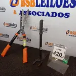 LOTE 420 - 01 TESOURA E 01 SACHO P/JARDINAGEM(NOVO). (NO ESTADO) ATENÇÃO! FAZER A VISITAÇÃO ANTES DE ARREMATAR, NÃO SABEMOS SE FUNCIONA. LEILÃO NÃO TEM GARANTIA E NEM DEVOLUÇÃO, SUJEITO A POSSÍVEIS AVARIAS VISÍVEIS/OCULTAS E/OU AUSÊNCIA DE COMPONENTES.