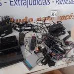 LOTE 331 - 01 LOTE COM ELETRÔNICOS DIVERSOS E 01 LUMINÁRIA DE LED. (NO ESTADO) ATENÇÃO! FAZER A VISITAÇÃO ANTES DE ARREMATAR, NÃO SABEMOS SE FUNCIONA. LEILÃO NÃO TEM GARANTIA E NEM DEVOLUÇÃO, SUJEITO A POSSÍVEIS AVARIAS VISÍVEIS/OCULTAS E/OU AUSÊNCIA DE COMPONENTES.