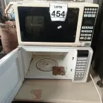 LOTE 454 - 02 MICRO-ONDAS MARCA ELECTROLUX E PHILCO. S/PRATO 0(NO ESTADO) ATENÇÃO! FAZER A VISITAÇÃO ANTES DE ARREMATAR, NÃO SABEMOS SE FUNCIONA. LEILÃO NÃO TEM GARANTIA E NEM DEVOLUÇÃO, SUJEITO A POSSÍVEIS AVARIAS VISÍVEIS/OCULTAS E/OU AUSÊNCIA DE COMPONENTES.