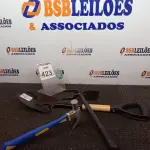 LOTE 423 - 01 MARTELO, 01 MINI PÁ E 01 SACHO P/JARDIM(NOVO). (NO ESTADO) ATENÇÃO! FAZER A VISITAÇÃO ANTES DE ARREMATAR, NÃO SABEMOS SE FUNCIONA. LEILÃO NÃO TEM GARANTIA E NEM DEVOLUÇÃO, SUJEITO A POSSÍVEIS AVARIAS VISÍVEIS/OCULTAS E/OU AUSÊNCIA DE COMPONENTES.