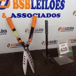 LOTE 420 - 01 TESOURA E 01 SACHO P/JARDINAGEM(NOVO). (NO ESTADO) ATENÇÃO! FAZER A VISITAÇÃO ANTES DE ARREMATAR, NÃO SABEMOS SE FUNCIONA. LEILÃO NÃO TEM GARANTIA E NEM DEVOLUÇÃO, SUJEITO A POSSÍVEIS AVARIAS VISÍVEIS/OCULTAS E/OU AUSÊNCIA DE COMPONENTES.