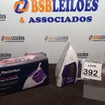LOTE 392 - 01 FERRO A VAPOR P/ PASSAR ROUPAS MARCA ELECTROLUX COR ROXO C/ BRANCO (NOVO). (NO ESTADO) ATENÇÃO! FAZER A VISITAÇÃO ANTES DE ARREMATAR, NÃO SABEMOS SE FUNCIONA. LEILÃO NÃO TEM GARANTIA E NEM DEVOLUÇÃO, SUJEITO A POSSÍVEIS AVARIAS VISÍVEIS/OCULTAS E/OU AUSÊNCIA DE COMPONENTES.