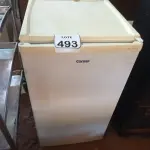 LOTE 493 - 01 FRIGOBAR 220V MARCA CONSUL. (NO ESTADO) ATENÇÃO! FAZER A VISITAÇÃO ANTES DE ARREMATAR, NÃO SABEMOS SE FUNCIONA. LEILÃO NÃO TEM GARANTIA E NEM DEVOLUÇÃO, SUJEITO A POSSÍVEIS AVARIAS VISÍVEIS/OCULTAS E/OU AUSÊNCIA DE COMPONENTES.