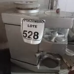 LOTE 528 - 01 CAFETEIRA INCOMPLETA. (NO ESTADO) ATENÇÃO! FAZER A VISITAÇÃO ANTES DE ARREMATAR, NÃO SABEMOS SE FUNCIONA. LEILÃO NÃO TEM GARANTIA E NEM DEVOLUÇÃO, SUJEITO A POSSÍVEIS AVARIAS VISÍVEIS/OCULTAS E/OU AUSÊNCIA DE COMPONENTES.