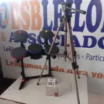 LOTE 367 - 01 BATERIA GUITAR HERO E 01 TRIPÉ C/AVARIAS. (NO ESTADO) ATENÇÃO! FAZER A VISITAÇÃO ANTES DE ARREMATAR, NÃO SABEMOS SE FUNCIONA. LEILÃO NÃO TEM GARANTIA E NEM DEVOLUÇÃO, SUJEITO A POSSÍVEIS AVARIAS VISÍVEIS/OCULTAS E/OU AUSÊNCIA DE COMPONENTES.