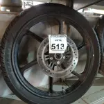 LOTE 513 - 01 RODA P/MOTO COM PNEU E CÂMARA DE AR, ARO “18. PARA HONDA 150 E 160 CILINDRADAS. (NO ESTADO) ATENÇÃO! FAZER A VISITAÇÃO ANTES DE ARREMATAR, NÃO SABEMOS SE FUNCIONA. LEILÃO NÃO TEM GARANTIA E NEM DEVOLUÇÃO, SUJEITO A POSSÍVEIS AVARIAS VISÍVEIS/OCULTAS E/OU AUSÊNCIA DE COMPONENTES.
