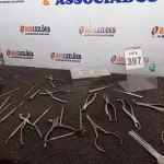 LOTE 397 - 01 LOTE C/MATERIAIS ODONTOLÓGICOS DIVERSOS. (NO ESTADO) ATENÇÃO! FAZER A VISITAÇÃO ANTES DE ARREMATAR, NÃO SABEMOS SE FUNCIONA. LEILÃO NÃO TEM GARANTIA E NEM DEVOLUÇÃO, SUJEITO A POSSÍVEIS AVARIAS VISÍVEIS/OCULTAS E/OU AUSÊNCIA DE COMPONENTES.