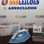 LOTE 407 - 01 FERRO A VAPOR DE PASSAR ROUPAS ELECTROLUX COR BRANCA C/ AZUL (NOVO). (NO ESTADO) ATENÇÃO! FAZER A VISITAÇÃO ANTES DE ARREMATAR, NÃO SABEMOS SE FUNCIONA. LEILÃO NÃO TEM GARANTIA E NEM DEVOLUÇÃO, SUJEITO A POSSÍVEIS AVARIAS VISÍVEIS/OCULTAS E/OU AUSÊNCIA DE COMPONENTES.