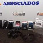 LOTE 399 - 01 CÂMERA DIGITAL MARCA FUJIFILM 06 CELULARES MARCAS E MODELOS DIVERSOS P/RETIRADA DE PEÇAS. (NO ESTADO) ATENÇÃO! FAZER A VISITAÇÃO ANTES DE ARREMATAR, NÃO SABEMOS SE FUNCIONA. LEILÃO NÃO TEM GARANTIA E NEM DEVOLUÇÃO, SUJEITO A POSSÍVEIS AVARIAS VISÍVEIS/OCULTAS E/OU AUSÊNCIA DE COMPONENTES.
