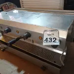 LOTE 432 - 01 MÁQUINA DE CAFÉ EXPRESSO EM INOX INDUSTRIAL. (NO ESTADO) ATENÇÃO! FAZER A VISITAÇÃO ANTES DE ARREMATAR, NÃO SABEMOS SE FUNCIONA. LEILÃO NÃO TEM GARANTIA E NEM DEVOLUÇÃO, SUJEITO A POSSÍVEIS AVARIAS VISÍVEIS/OCULTAS E/OU AUSÊNCIA DE COMPONENTES.