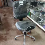 LOTE 428 - 01 CADEIRA GIRATÓRIA P/ESCRITÓRIO. (NO ESTADO) ATENÇÃO! FAZER A VISITAÇÃO ANTES DE ARREMATAR, NÃO SABEMOS SE FUNCIONA. LEILÃO NÃO TEM GARANTIA E NEM DEVOLUÇÃO, SUJEITO A POSSÍVEIS AVARIAS VISÍVEIS/OCULTAS E/OU AUSÊNCIA DE COMPONENTES.