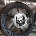 LOTE 509 - 01 RODA P/MOTO COM PNEU E CÂMARA DE AR, ARO “18. PARA HONDA 150 E 160 CILINDRADAS. (NO ESTADO) ATENÇÃO! FAZER A VISITAÇÃO ANTES DE ARREMATAR, NÃO SABEMOS SE FUNCIONA. LEILÃO NÃO TEM GARANTIA E NEM DEVOLUÇÃO, SUJEITO A POSSÍVEIS AVARIAS VISÍVEIS/OCULTAS E/OU AUSÊNCIA DE COMPONENTES.