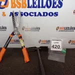 LOTE 420 - 01 TESOURA E 01 SACHO P/JARDINAGEM(NOVO). (NO ESTADO) ATENÇÃO! FAZER A VISITAÇÃO ANTES DE ARREMATAR, NÃO SABEMOS SE FUNCIONA. LEILÃO NÃO TEM GARANTIA E NEM DEVOLUÇÃO, SUJEITO A POSSÍVEIS AVARIAS VISÍVEIS/OCULTAS E/OU AUSÊNCIA DE COMPONENTES.