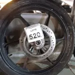 LOTE 520 - 01 RODA P/MOTO COM PNEU E CÂMARA DE AR, ARO “18. PARA HONDA 150 E 160 CILINDRADAS. (NO ESTADO) ATENÇÃO! FAZER A VISITAÇÃO ANTES DE ARREMATAR, NÃO SABEMOS SE FUNCIONA. LEILÃO NÃO TEM GARANTIA E NEM DEVOLUÇÃO, SUJEITO A POSSÍVEIS AVARIAS VISÍVEIS/OCULTAS E/OU AUSÊNCIA DE COMPONENTES.