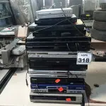 LOTE 318 - 01VÍDEO CASSETE E VÁRIOS APARELHOS DVD MARCAS E MODELOS DIVERSOS. (NO ESTADO) ATENÇÃO! FAZER A VISITAÇÃO ANTES DE ARREMATAR, NÃO SABEMOS SE FUNCIONA. LEILÃO NÃO TEM GARANTIA E NEM DEVOLUÇÃO, SUJEITO A POSSÍVEIS AVARIAS VISÍVEIS/OCULTAS E/OU AUSÊNCIA DE COMPONENTES.
