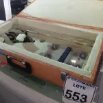 LOTE 553 - 01 CAIXA DE MADEIRA P/MATERIAIS DE LABORATÓRIO. (NO ESTADO) ATENÇÃO! FAZER A VISITAÇÃO ANTES DE ARREMATAR, NÃO SABEMOS SE FUNCIONA. LEILÃO NÃO TEM GARANTIA E NEM DEVOLUÇÃO, SUJEITO A POSSÍVEIS AVARIAS VISÍVEIS/OCULTAS E/OU AUSÊNCIA DE COMPONENTES.