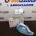LOTE 408 - 01 FERRO A VAPOR P/ PASSAR ROUPAS ELECTROLUX COR BRANCA C/AZUL (NOVO). (NO ESTADO) ATENÇÃO! FAZER A VISITAÇÃO ANTES DE ARREMATAR, NÃO SABEMOS SE FUNCIONA. LEILÃO NÃO TEM GARANTIA E NEM DEVOLUÇÃO, SUJEITO A POSSÍVEIS AVARIAS VISÍVEIS/OCULTAS E/OU AUSÊNCIA DE COMPONENTES.