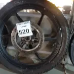 LOTE 520 - 01 RODA P/MOTO COM PNEU E CÂMARA DE AR, ARO “18. PARA HONDA 150 E 160 CILINDRADAS. (NO ESTADO) ATENÇÃO! FAZER A VISITAÇÃO ANTES DE ARREMATAR, NÃO SABEMOS SE FUNCIONA. LEILÃO NÃO TEM GARANTIA E NEM DEVOLUÇÃO, SUJEITO A POSSÍVEIS AVARIAS VISÍVEIS/OCULTAS E/OU AUSÊNCIA DE COMPONENTES.
