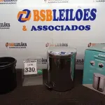 LOTE 330 - 01 LIXEIRA EM INOX COM PEDAL 12L MARCA MOOD. (NO ESTADO) ATENÇÃO! FAZER A VISITAÇÃO ANTES DE ARREMATAR, NÃO SABEMOS SE FUNCIONA. LEILÃO NÃO TEM GARANTIA E NEM DEVOLUÇÃO, SUJEITO A POSSÍVEIS AVARIAS VISÍVEIS/OCULTAS E/OU AUSÊNCIA DE COMPONENTES.