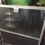 LOTE 495 - 01 TV DE TUBO ANTIGA MARCA TOSHIBA. (NO ESTADO) ATENÇÃO! FAZER A VISITAÇÃO ANTES DE ARREMATAR, NÃO SABEMOS SE FUNCIONA. LEILÃO NÃO TEM GARANTIA E NEM DEVOLUÇÃO, SUJEITO A POSSÍVEIS AVARIAS VISÍVEIS/OCULTAS E/OU AUSÊNCIA DE COMPONENTES.