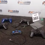 LOTE 393 - 05 JOYSTICKS DE GAMES MARCAS E MODELOS DIVERSOS. (NO ESTADO) ATENÇÃO! FAZER A VISITAÇÃO ANTES DE ARREMATAR, NÃO SABEMOS SE FUNCIONA. LEILÃO NÃO TEM GARANTIA E NEM DEVOLUÇÃO, SUJEITO A POSSÍVEIS AVARIAS VISÍVEIS/OCULTAS E/OU AUSÊNCIA DE COMPONENTES.
