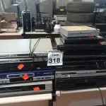 LOTE 318 - 01VÍDEO CASSETE E VÁRIOS APARELHOS DVD MARCAS E MODELOS DIVERSOS. (NO ESTADO) ATENÇÃO! FAZER A VISITAÇÃO ANTES DE ARREMATAR, NÃO SABEMOS SE FUNCIONA. LEILÃO NÃO TEM GARANTIA E NEM DEVOLUÇÃO, SUJEITO A POSSÍVEIS AVARIAS VISÍVEIS/OCULTAS E/OU AUSÊNCIA DE COMPONENTES.