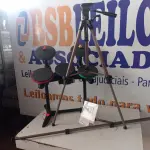 LOTE 367 - 01 BATERIA GUITAR HERO E 01 TRIPÉ C/AVARIAS. (NO ESTADO) ATENÇÃO! FAZER A VISITAÇÃO ANTES DE ARREMATAR, NÃO SABEMOS SE FUNCIONA. LEILÃO NÃO TEM GARANTIA E NEM DEVOLUÇÃO, SUJEITO A POSSÍVEIS AVARIAS VISÍVEIS/OCULTAS E/OU AUSÊNCIA DE COMPONENTES.