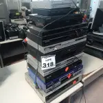 LOTE 318 - 01VÍDEO CASSETE E VÁRIOS APARELHOS DVD MARCAS E MODELOS DIVERSOS. (NO ESTADO) ATENÇÃO! FAZER A VISITAÇÃO ANTES DE ARREMATAR, NÃO SABEMOS SE FUNCIONA. LEILÃO NÃO TEM GARANTIA E NEM DEVOLUÇÃO, SUJEITO A POSSÍVEIS AVARIAS VISÍVEIS/OCULTAS E/OU AUSÊNCIA DE COMPONENTES.
