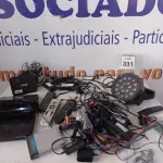LOTE 331 - 01 LOTE COM ELETRÔNICOS DIVERSOS E 01 LUMINÁRIA DE LED. (NO ESTADO) ATENÇÃO! FAZER A VISITAÇÃO ANTES DE ARREMATAR, NÃO SABEMOS SE FUNCIONA. LEILÃO NÃO TEM GARANTIA E NEM DEVOLUÇÃO, SUJEITO A POSSÍVEIS AVARIAS VISÍVEIS/OCULTAS E/OU AUSÊNCIA DE COMPONENTES.