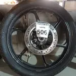 LOTE 506 - 01 RODA P/MOTO COM PNEU E CÂMARA DE AR, ARO “18. PARA HONDA 150 E 160 CILINDRADAS. (NO ESTADO) ATENÇÃO! FAZER A VISITAÇÃO ANTES DE ARREMATAR, NÃO SABEMOS SE FUNCIONA. LEILÃO NÃO TEM GARANTIA E NEM DEVOLUÇÃO, SUJEITO A POSSÍVEIS AVARIAS VISÍVEIS/OCULTAS E/OU AUSÊNCIA DE COMPONENTES.