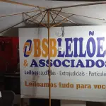 LOTE 028 - 01 GUARDA-CHUVA. (UMBRELLA) (NO ESTADO EM QUE SE ENCONTRA. SUJEITO A AVARIAS OCULTAS/VISÍVEIS.) BH1495C