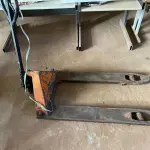 LOTE 019 - 01 - PALETEIRA HIDRÁULICA MANUAL (NO ESTADO, NÃO SABEMOS SE FUNCIONA. LEILÃO NÃO TEM GARANTIA E NEM DEVOLUÇÃO, SUJEITO A POSSÍVEIS AVARIAS VISÍVEIS/OCULTAS E/OU AUSÊNCIA DE COMPONENTES)