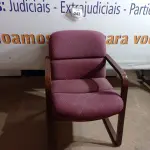 LOTE 043 - 01 CADEIRA NA COR ROXA (PURPLE CHAIR).035097 (NO ESTADO EM QUE SE ENCONTRA. SUJEITO A AVARIAS OCULTAS/VISÍVEIS.)